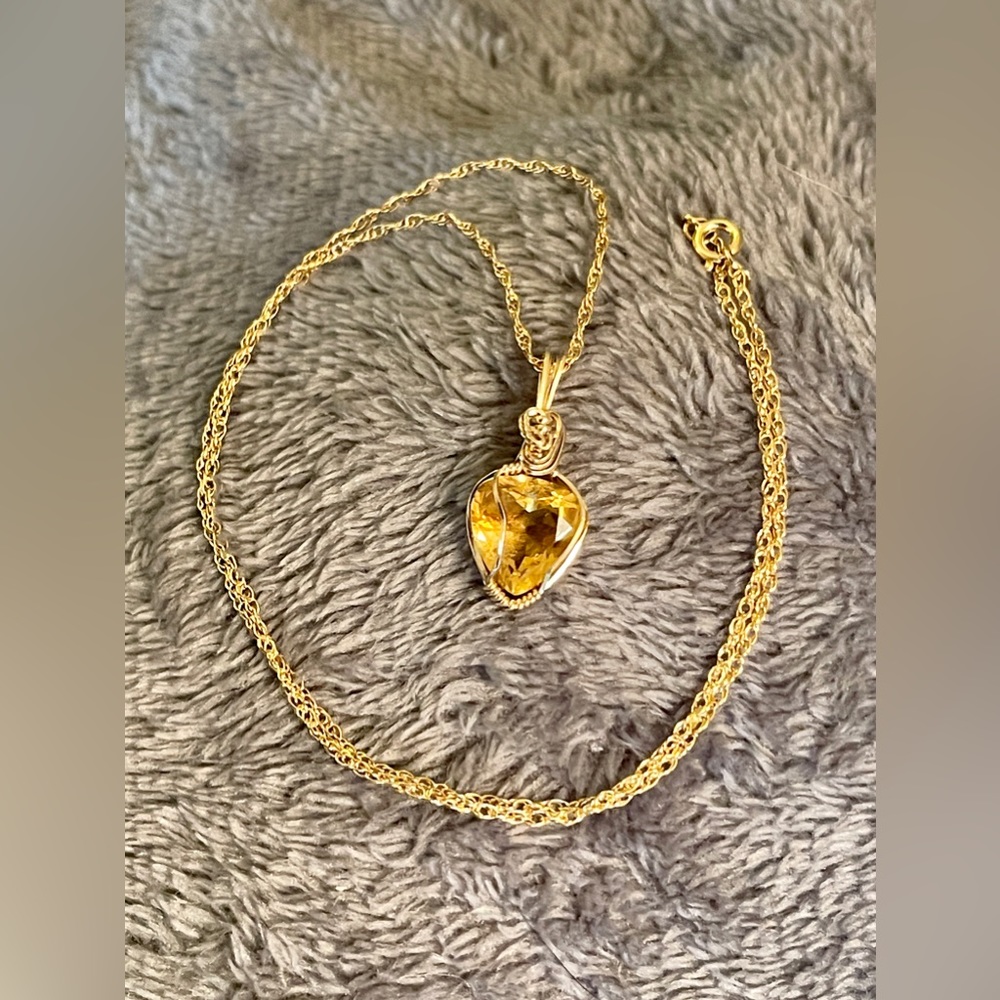 Preowned dainty citrine colored yellow stone pendant and chain necklace